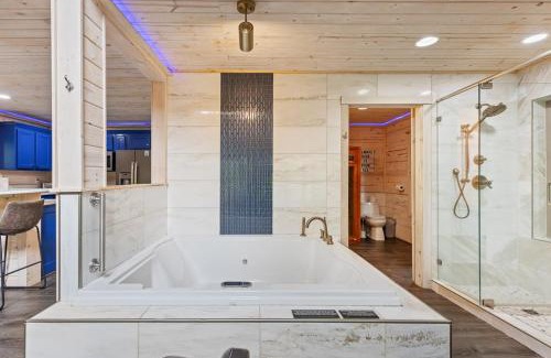 Cleveland House | Premier Treehouse Retreat Near Helen, Georgia with Hot Tub