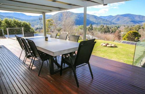 Bright House | Discover Top Of The Town with Poolside Relaxation