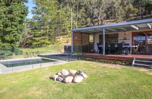 Bright House | Discover Top Of The Town with Poolside Relaxation