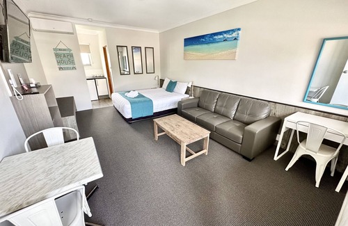 Narooma Hotel | Inviting Top of the Town Motel Narooma: Pool & Breakfast