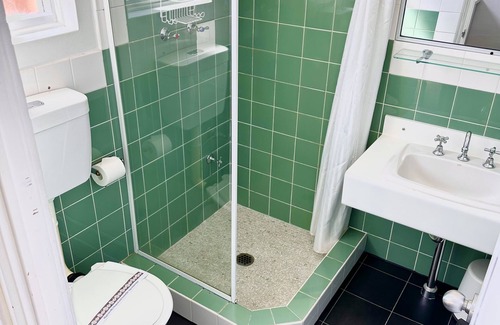 Narooma Hotel | Inviting Top of the Town Motel Narooma: Pool & Breakfast