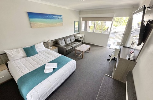 Narooma Hotel | Inviting Top of the Town Motel Narooma: Pool & Breakfast