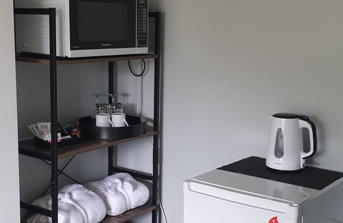 Picton House | Elevated Comfort at Top of the Town with Breakfast & Kitchen