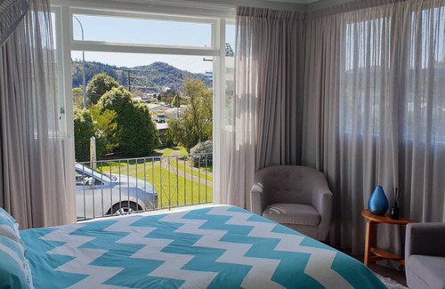 Picton House | Elevated Comfort at Top of the Town with Breakfast & Kitchen