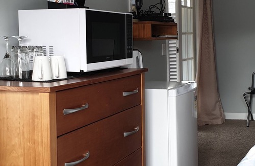 Picton House | Elevated Comfort at Top of the Town with Breakfast & Kitchen