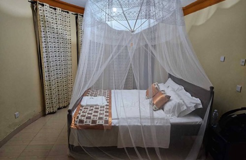 Fort Portal Cabin | Discover Top of the World Lodges in Fort Portal