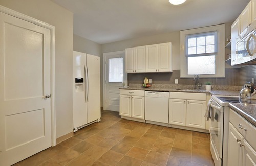 Clintonville House | Guest Rated: Top Clintonville Home with 24Hr Gym & Kitchen