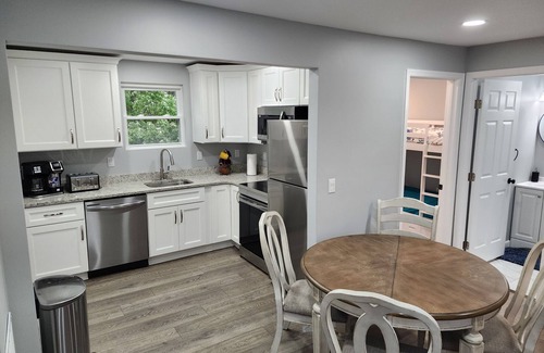 Roanoke House | Ideal Guest House: Peaceful Retreat with Breakfast & Kitchen