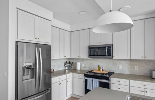 Fairpark Apartment | Top VIEWS! Capital building! Rooftop pool/gym/bowl