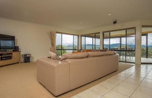 Merimbula House | Unforgettable Views at Lakewood - Pet Friendly & Family Ready