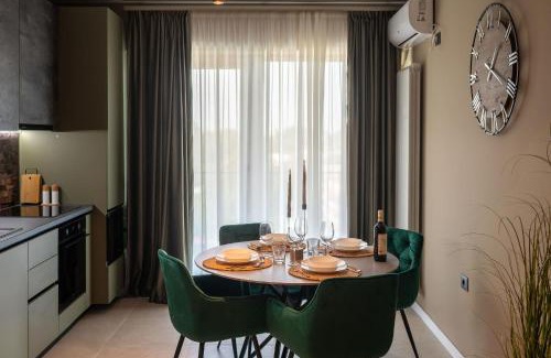 Mamaia-Sat Apartment | Topaz 103 Apartment in Odyssey Spa&Pool-parking