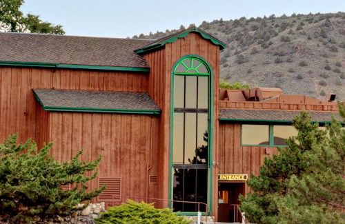 Topaz Lake Hotel | Discover Topaz Lodge: Pet-Friendly Retreat with Family Amenities