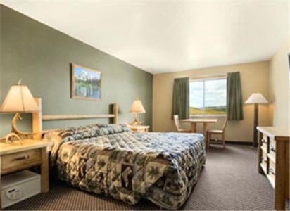 Topaz Lake Hotel | Discover Topaz Lodge: Pet-Friendly Retreat with Family Amenities