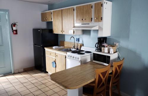 Flagler Beach Hotel | Discover Topaz Motel: Family-Friendly with Pool & Dining