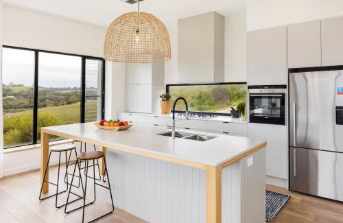 Duncan Villa | Family-Friendly Getaway at Topdeck, Snelling Beach