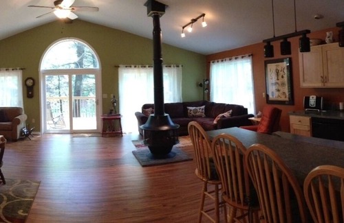Catawissa Cottage | Guest Rated 9.8: 'Topl' In’ Creek-Side Cottage Retreat
