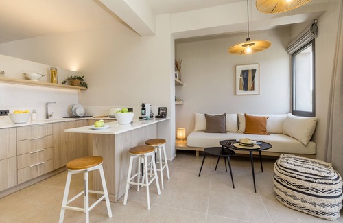Lassi Apartment | Exquisite Topos Suites: Family-Friendly with Breakfast Included