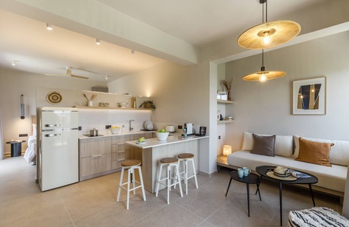 Lassi Apartment | Exquisite Topos Suites: Family-Friendly with Breakfast Included