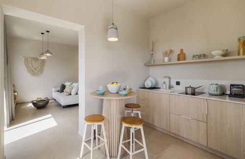 Lassi Apartment | Exquisite Topos Suites: Family-Friendly with Breakfast Included