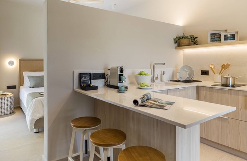 Lassi Apartment | Exquisite Topos Suites: Family-Friendly with Breakfast Included