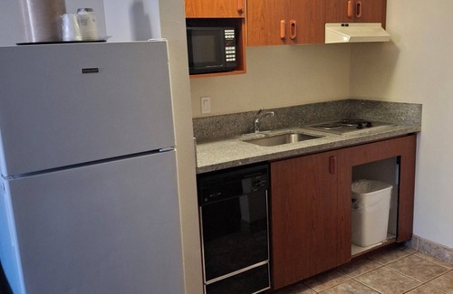 Buena Hotel | Relax at Toppenish Inn and Suites with Pool & Breakfast