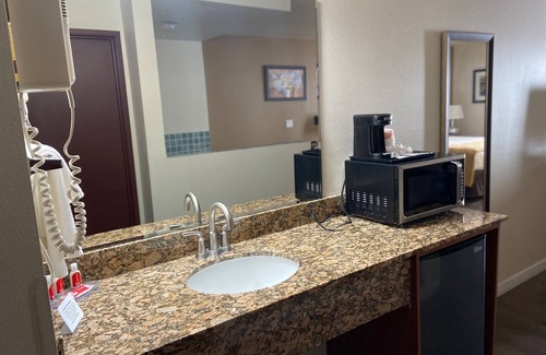 Buena Hotel | Relax at Toppenish Inn and Suites with Pool & Breakfast