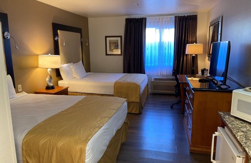 Buena Hotel | Relax at Toppenish Inn and Suites with Pool & Breakfast