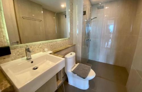 Bang Sare Apartment | Modern Apartment with Pool in Bang Saray for Budget Travelers