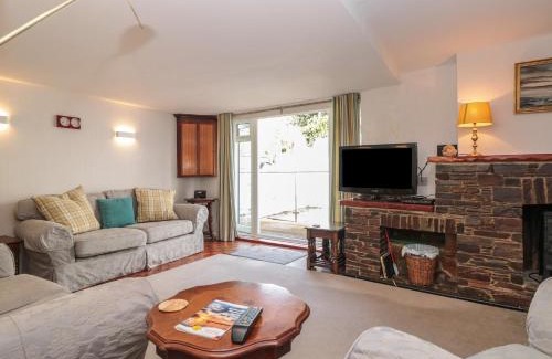 Salcombe Apartment | Discover Topside: Pet-Friendly 4-Star Retreat with Pool