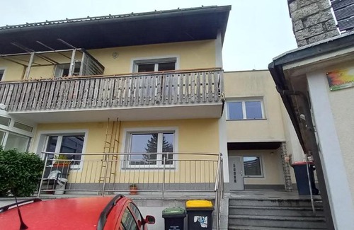 Gmunden Apartment | Ideal Grünbergnahe Wohnung with Ocean View & Hot Tub
