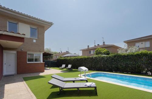 Tordera House | Pet-Friendly Retreat with Ocean Views and Pool Access