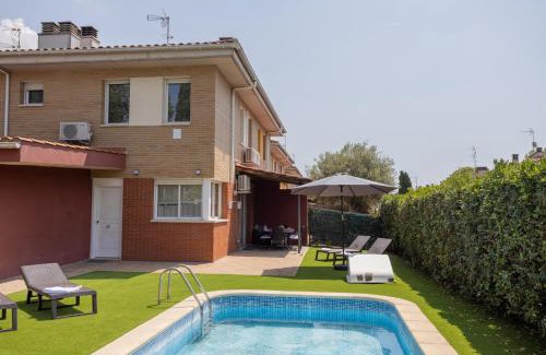 Tordera House | Pet-Friendly Retreat with Ocean Views and Pool Access