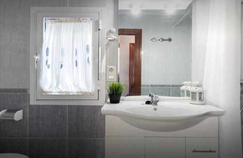 Almeria Centro Apartment | Convenient Toreros Center: WiFi Apartments with Spa & Breakfast