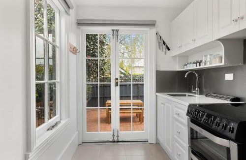 Battery Point House | Historic Cottage Retreat with Hot Tub Near Salamanca