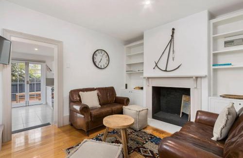 Battery Point House | Historic Cottage Retreat with Hot Tub Near Salamanca