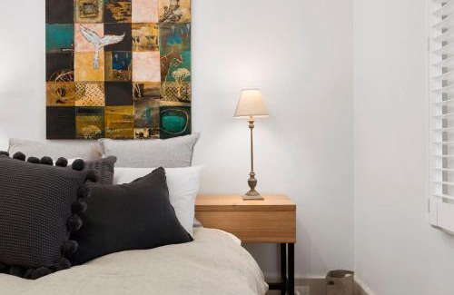 Battery Point House | Historic Cottage Retreat with Hot Tub Near Salamanca
