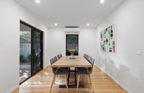 Torquay Bed & Breakfast | Relax at Torquay: Beachside Retreat with Ocean Views