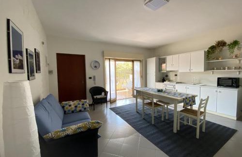 Torre Archirafi Apartment | Welcoming Torre Marina House: Ideal for Families and Pets