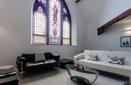 Maud House | Experience Torreagles: Pet-Friendly Retreat with 9/10 Rating