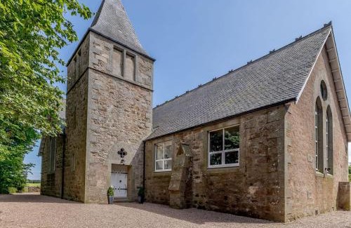 Maud House | Experience Torreagles: Pet-Friendly Retreat with 9/10 Rating