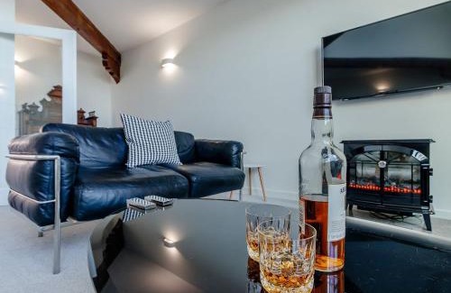 Maud House | Experience Torreagles: Pet-Friendly Retreat with 9/10 Rating