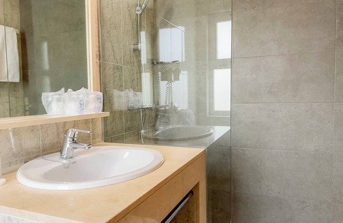 Almeria Centro Hotel | Discover Torreluz Centro Hotel: Family-Friendly & Spa Amenities