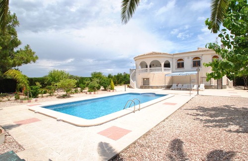 Torrevieja Villa | Discover Torrevieja Villa with Private Pool & Spa Amenities