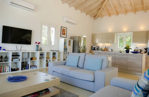 Petaleia Villa | Indulge in Tortoise Hill Villa with Infinity Pool & Views