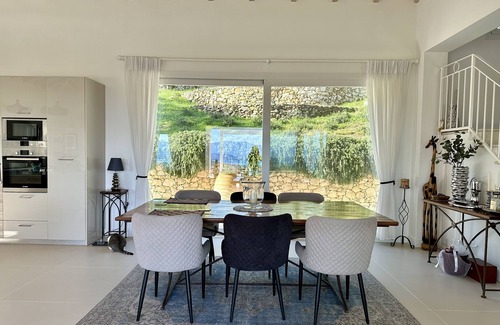 Petaleia Villa | Indulge in Tortoise Hill Villa with Infinity Pool & Views