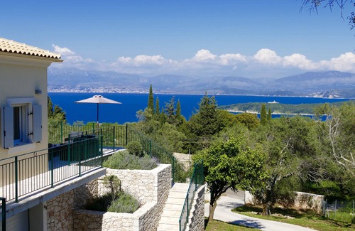Petaleia Villa | Indulge in Tortoise Hill Villa with Infinity Pool & Views