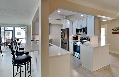 Fort Myers Beach Cottage | Oceanfront Escape at Tortuga Too with Pool & Breakfast