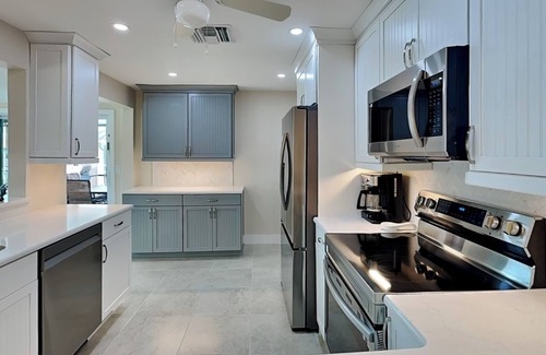 Fort Myers Beach Cottage | Oceanfront Escape at Tortuga Too with Pool & Breakfast