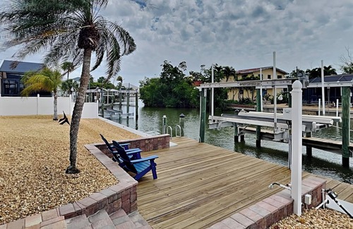Fort Myers Beach Cottage | Oceanfront Escape at Tortuga Too with Pool & Breakfast