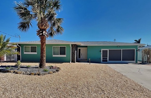 Fort Myers Beach Cottage | Oceanfront Escape at Tortuga Too with Pool & Breakfast